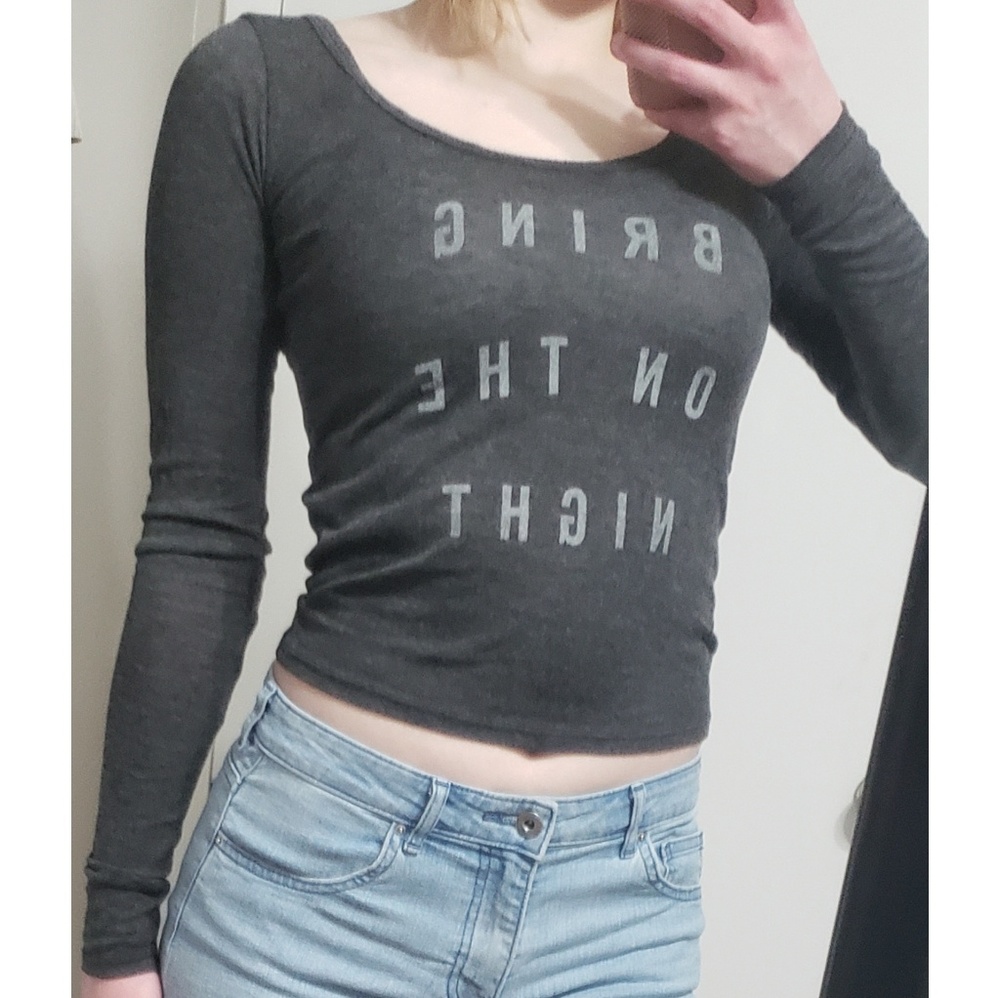 Graphic long sleve crop top